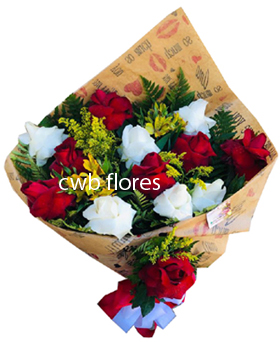 3692 lindo Buquê de rosas dobradas vermelhas e brancas 