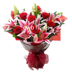 4715 Buquê de rosas verelhas e lirios.
